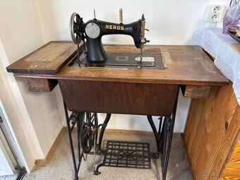 Šlapací šicí stroj Heros