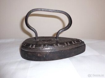 Starožitná litinová žehlička č.8