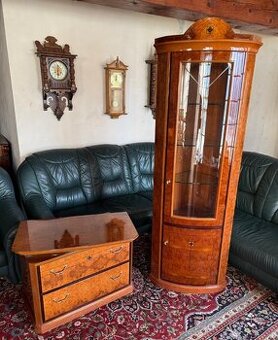 Rohová prosklená vitrína s komodou z masivu,6143