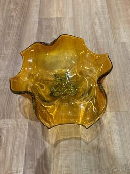 Misa ze zluteho hutniho skla