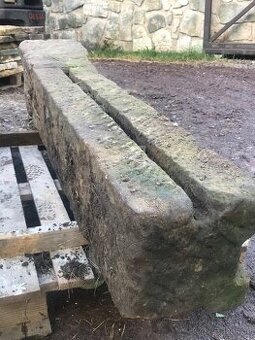 pískovcový sloupek