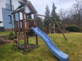 Dětské zahradní hřiště se skluzavkou