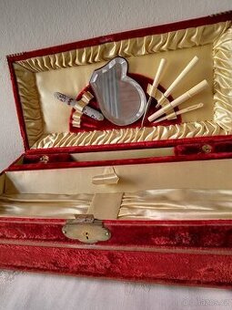 Dámská šicí kazeta z pol. 19. stol.