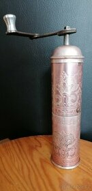 Kávomlýnek - starý, narůžovělý kov, gravírovaný