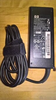 AC nabíječ adaptér HP PPP012D-S, 90W, 19V, 4,74A. Mrkněte na