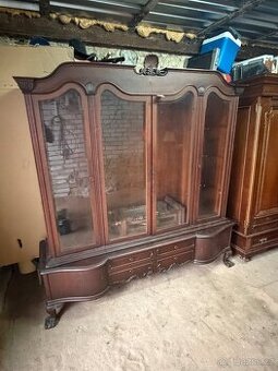 Starožitná vitrína