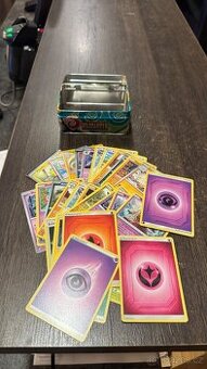 Kovová krabička a karty Pokémon