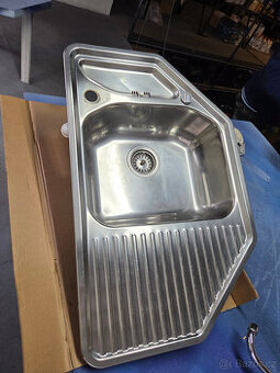 rohový nerez dřez s baterií