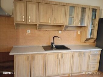 Kuchyňská linka s kamenným dřezem