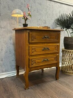 Starožitná menší komoda (139014)