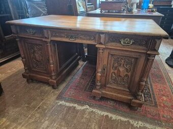 Starožitný dubový psací stůl – neorenesance do prostoru