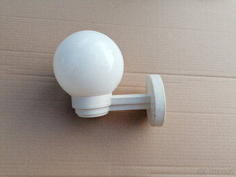 Nástěnné svítidlo se skleněnou koulí do koupelny