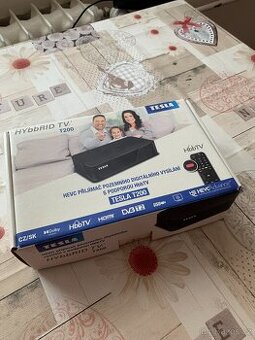 DVBT 2 Settop box z HBBRid TV (červene tlačitko)