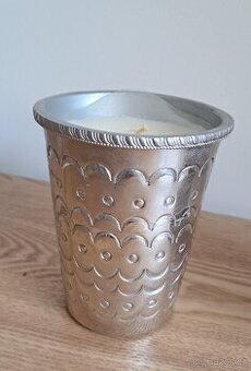 svíčka v kovové nádobě