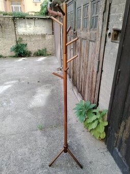 prodám dřevěné věšáky - masiv 2ks jako nové, v dobrém stavu