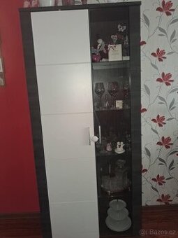 Vysoká skříň s osvětlením