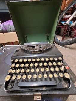 Psací stroj Remington – klasický mechanický model, kufříkové