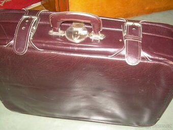 kožený kufr, dřevěná polička, stojany