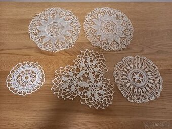 staré ručně háčkované dečky