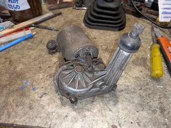 Motorek stěračů škoda Felicia