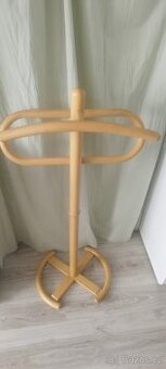 Dřevěný sluha na oblečení