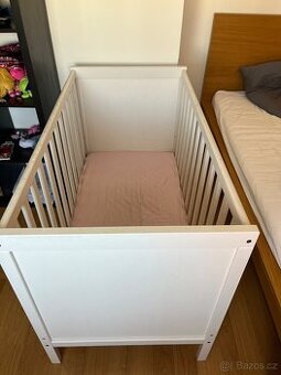 Dětská postýlka s matraci