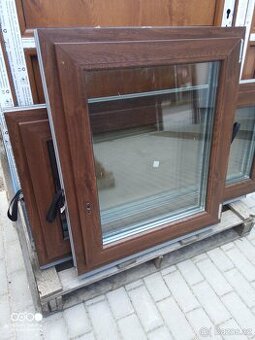 okno ořech 760mm x 900mm otvírací-sklopné