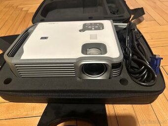 Projektor HP VP6220 vč. ovladače, kabelů, kufru