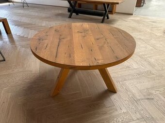 Kulatý dubový stůl o průměru 125 cm