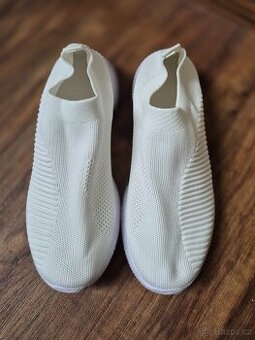 Bílé slip,on tenisky, vel. cca 41
