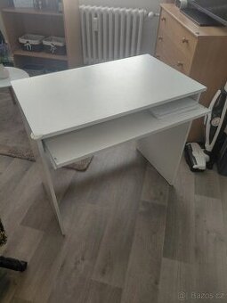 Malý stolek se zásuvkou (na klávesnici)