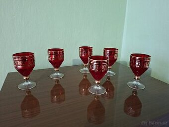 Retro rubínové skleničky se zlatým dekore