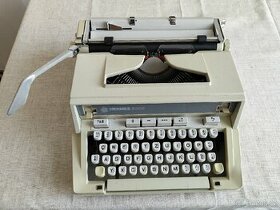 Starý kvalitní psací stroj Hermes 3000