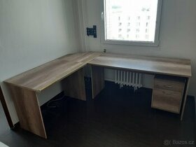 Zánovní psací stůl