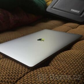 MacBook Pro 15 2018 skvělý stav, plastový kryt a obal
