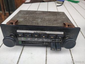 Retro autorádio Grundig do veterána