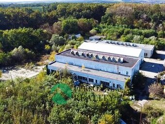 Prodej pozemku v průmyslovém areálu 15 000 m2 s 3 skladovými