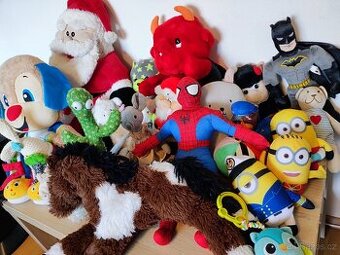 Balík 26 plyšáků různých velikostí – Spiderman, Batman, Sant