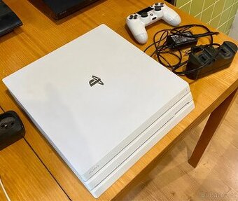 PS4 Pro 1TB + 1 Ovladač + Nabíječka + 9 Her + kabeláž