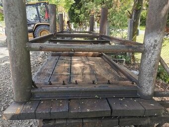 Masivní kovový ponk