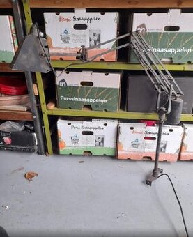 industriální nastavitelná lampa