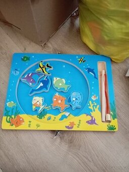 Chytání rybiček a kostky ve vozíku