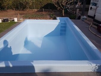 Nástřik sklolaminátu.