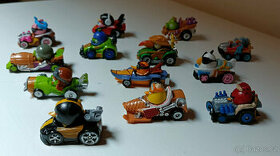 Engry Birds - postavičky ptáků a prasat v autíčkách