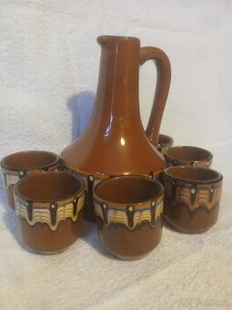 Keramický džbánek s kalíšky.