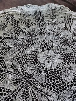 Ručně háčkované ubrusy v bílé a krémové barvě