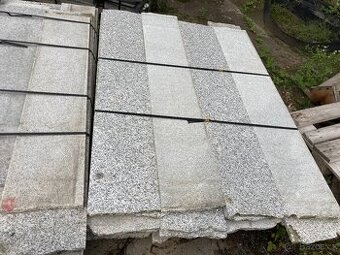 Dlažba - pruhy leštěného mramoru