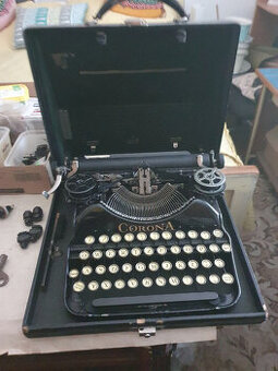 Psací kufříkový stroj CORONA - retro