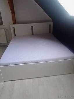 Postel s matrací
