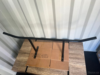 Kovová stropní hrazda – 110 × 42 cm – 300 Kč